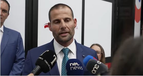 A pathological liar