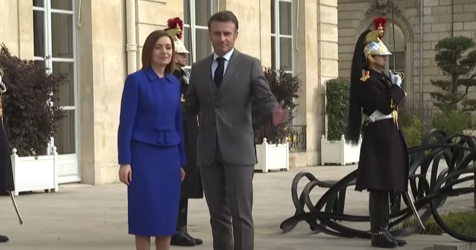 “No Limits” Macron