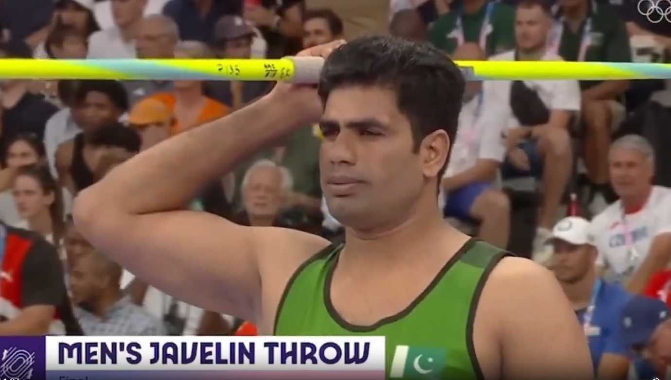 Record-breaking Olympic Athlete Arshad Nadeem welcomed home by crowds in Pakistan