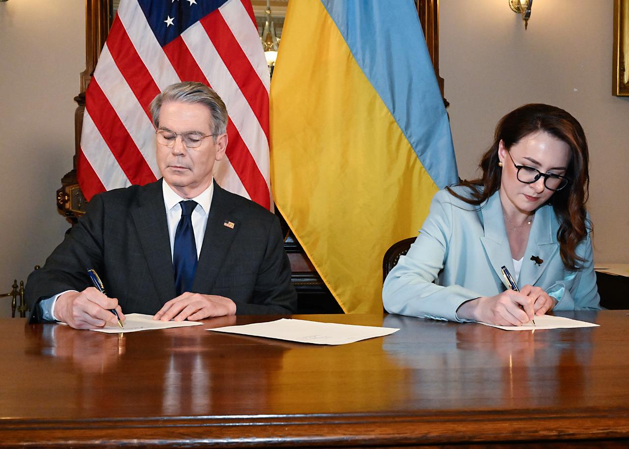 Ukraine and the US sign long-awaited economic agreement on mineral rights