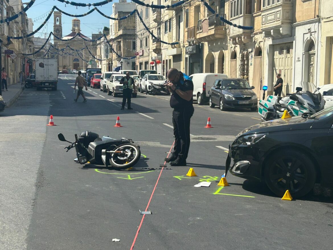 Motorcyclist hospitalised following collision in Ħamrun – condition unknown.