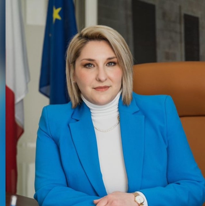 The government functionary who installed the ambulance alarm system is married to the Health Minister’s brother and owner of Manouche