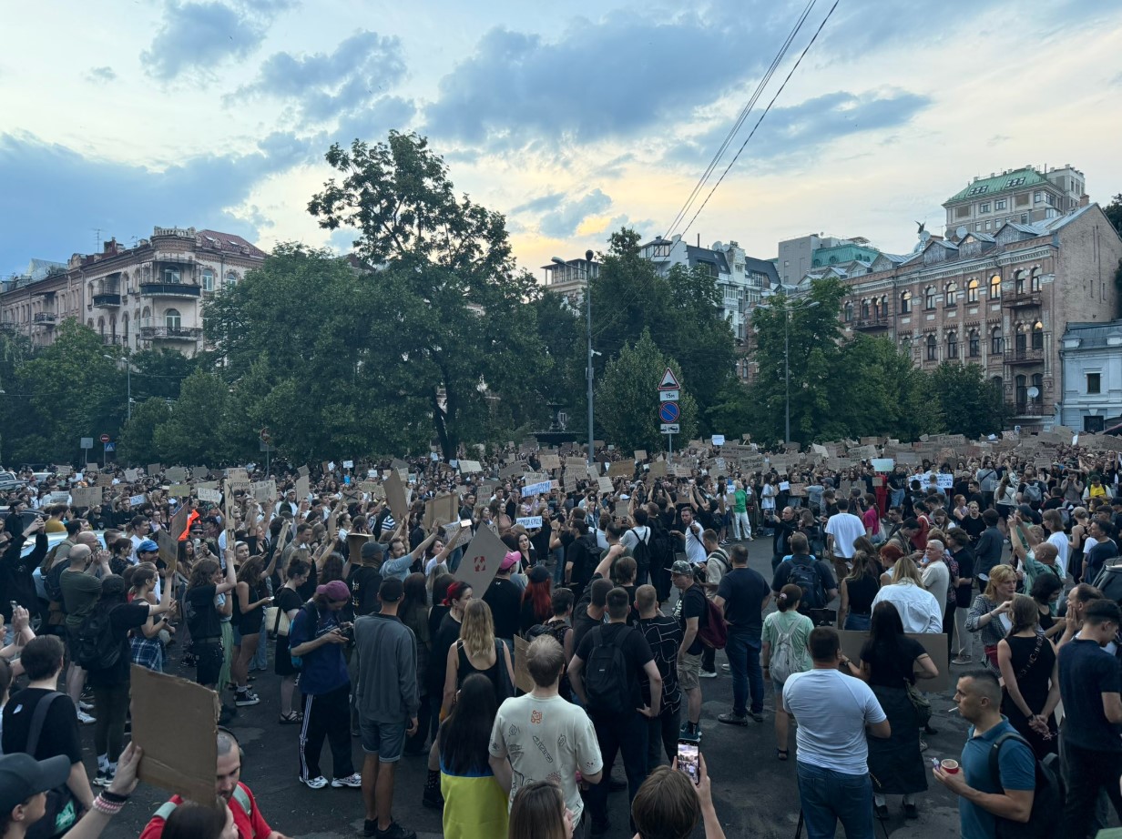 Ukrainians defy airstrikes to protest against the law dismantling the independence of anti-Corruption institutions