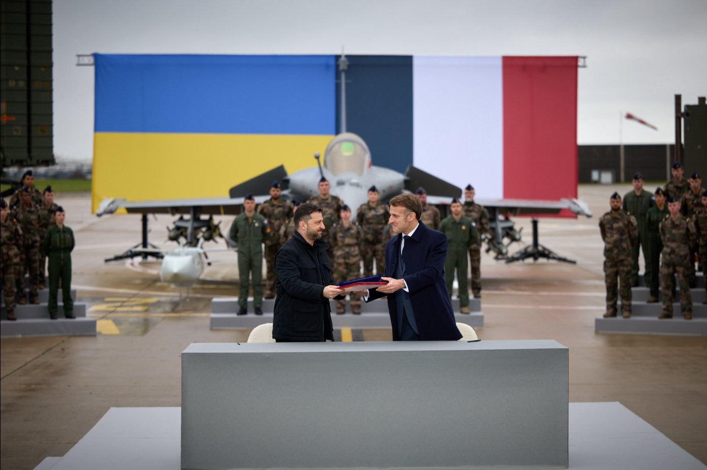 Ukraine to buy heavy weapons from France including 100 fighter jets
