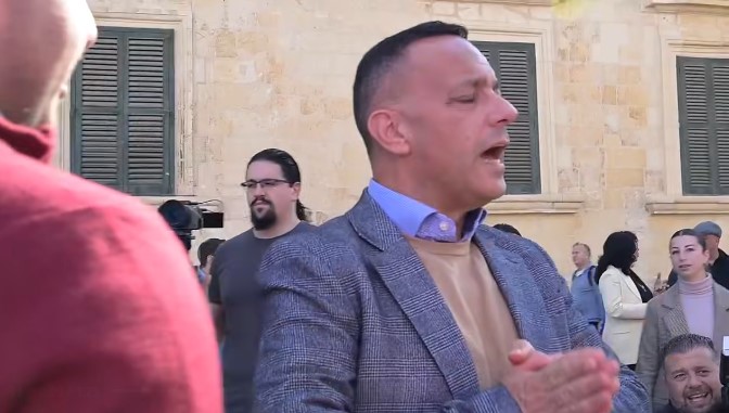 The Joseph Muscat Criminal Crew comes out against a Newsbook journalist