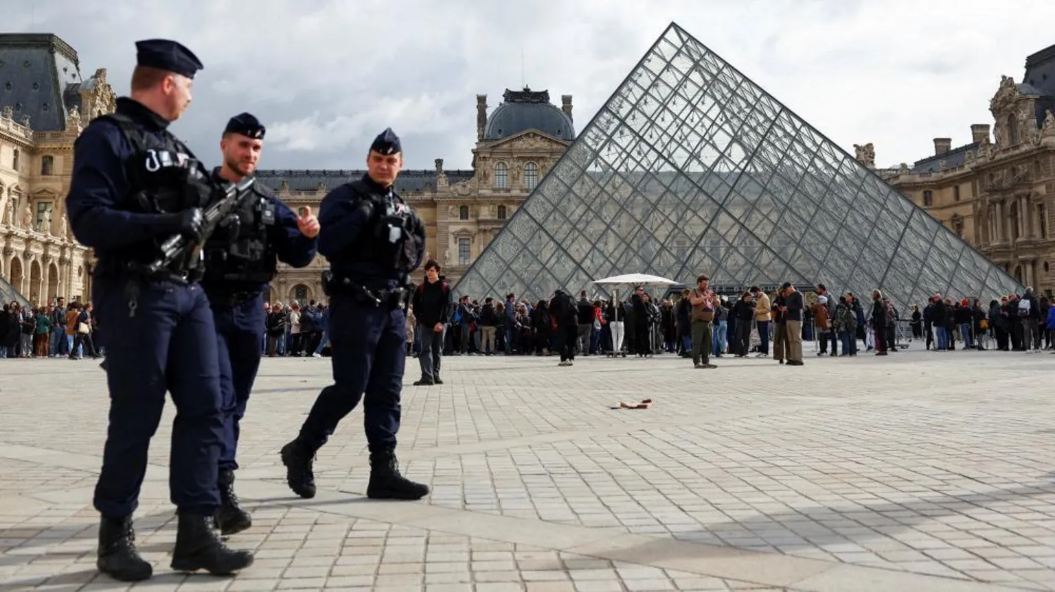 Nine detained in alleged €10 million ticket fraud scheme at Louvre Museum