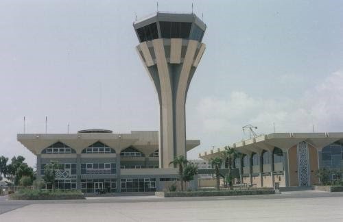 Yemeni forces claim control over Bab Al-Mandab Strait: Houthis bomb Aden’s airport